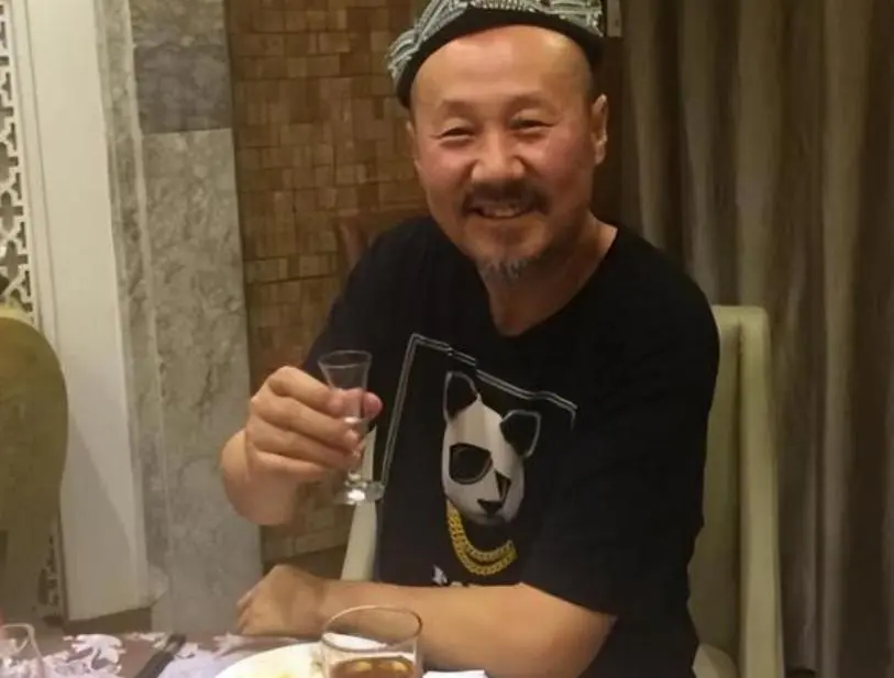 66岁腾格尔晚年生活曝光：定居北京独栋别墅，坚持戒酒十六年，把老来得子儿子宠成宝