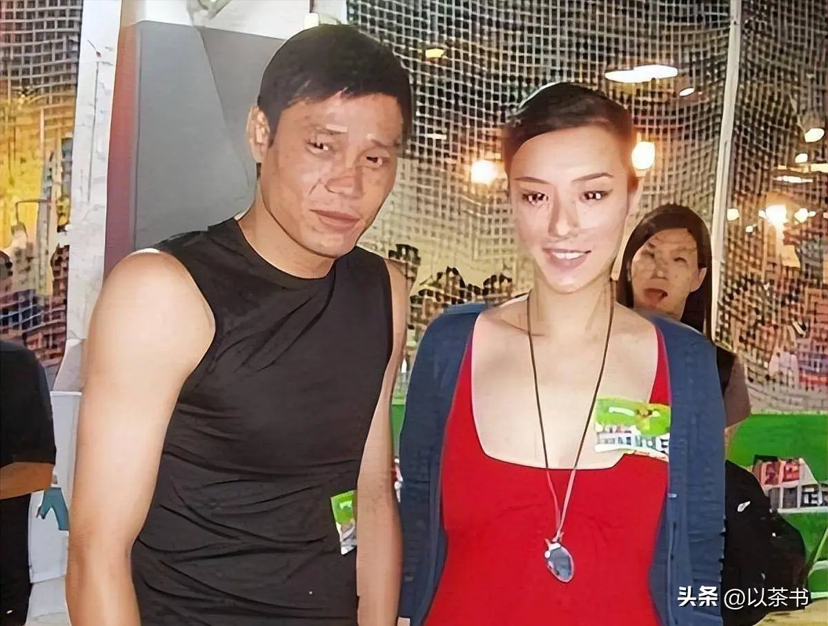 与范志毅离婚后，如今的她嫁英国人生俩儿子，与女儿范斯晶常联系