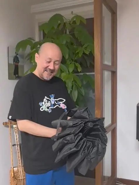 66岁腾格尔晚年生活曝光：定居北京独栋别墅，坚持戒酒十六年，把老来得子儿子宠成宝