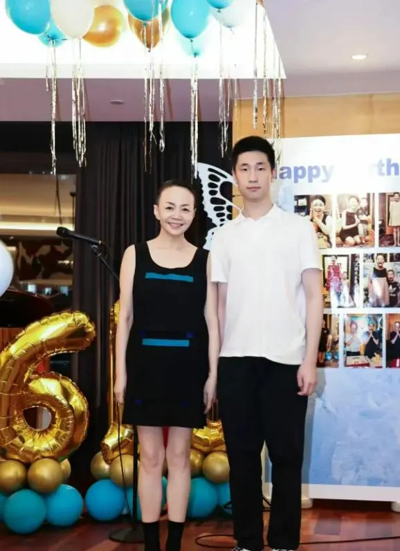 宋丹丹66大寿！亿元豪宅里全是鲜花气球，两个孙子陪着她，很幸福
