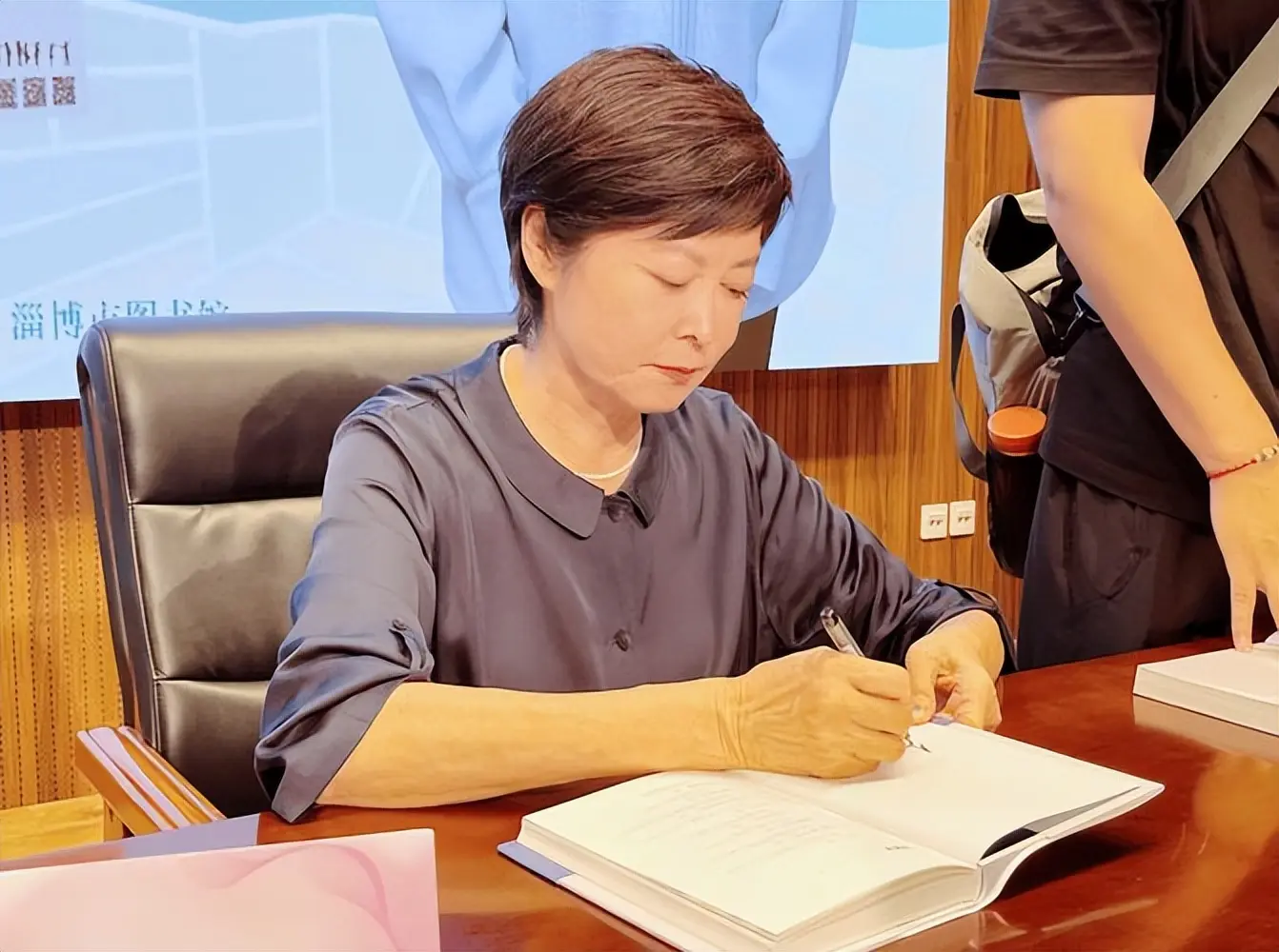 好友曝敬一丹生病过程：挺过18天凶险期，会自主呼吸，差一步能醒