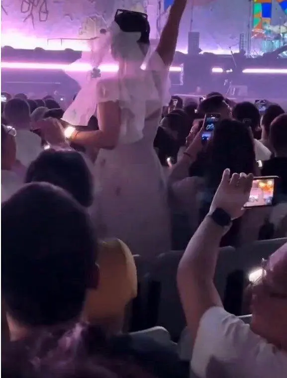 赵雷唱“南方姑娘”时 有人起身求婚 观众怒喊“坐下”