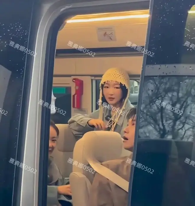 周冬雨的脸怎么这样了？笑的时候龅牙好突出