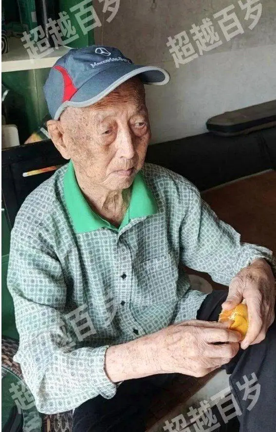浙江百岁翁曝长寿秘诀 每天睡超过18小时、餐餐不离肉