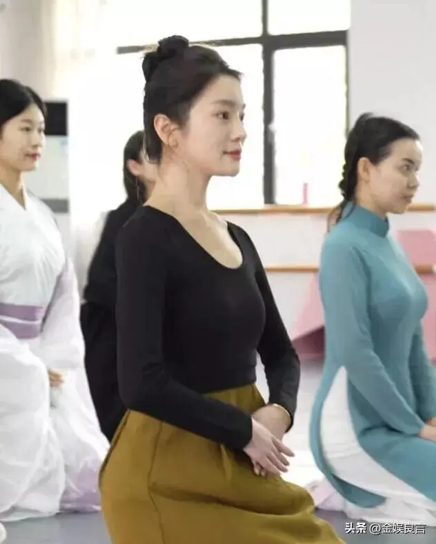 《一瓯春》49岁苗圃一出场，女主可以打酱油了！