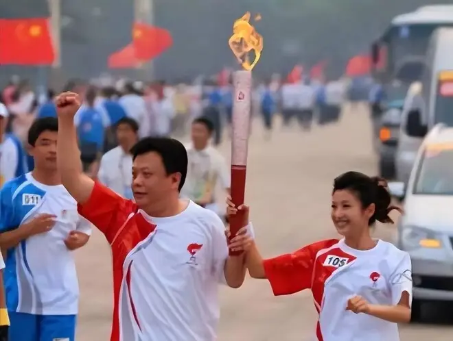 原来他俩已离婚，一个未再娶，一个嫁同行生子