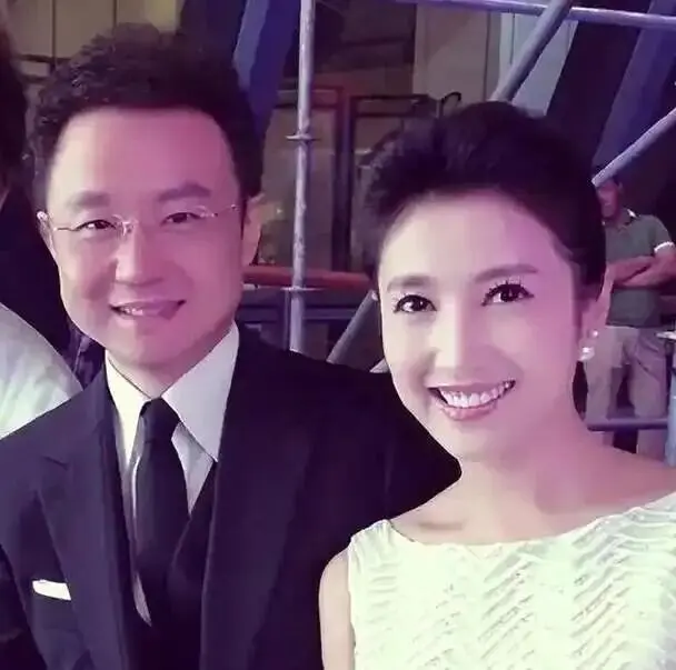 原来他俩已离婚，一个未再娶，一个嫁同行生子
