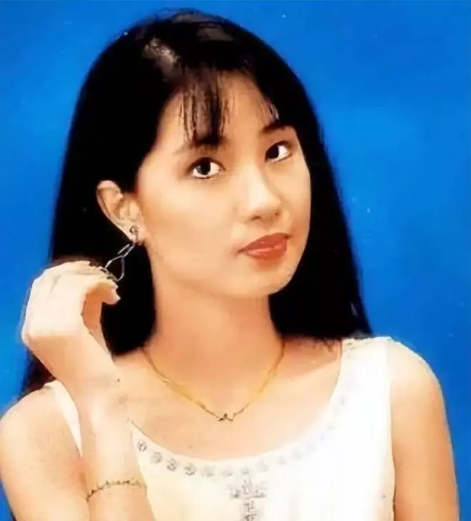 她嫁给吴镇宇20年从不做家务，55岁仍像少女