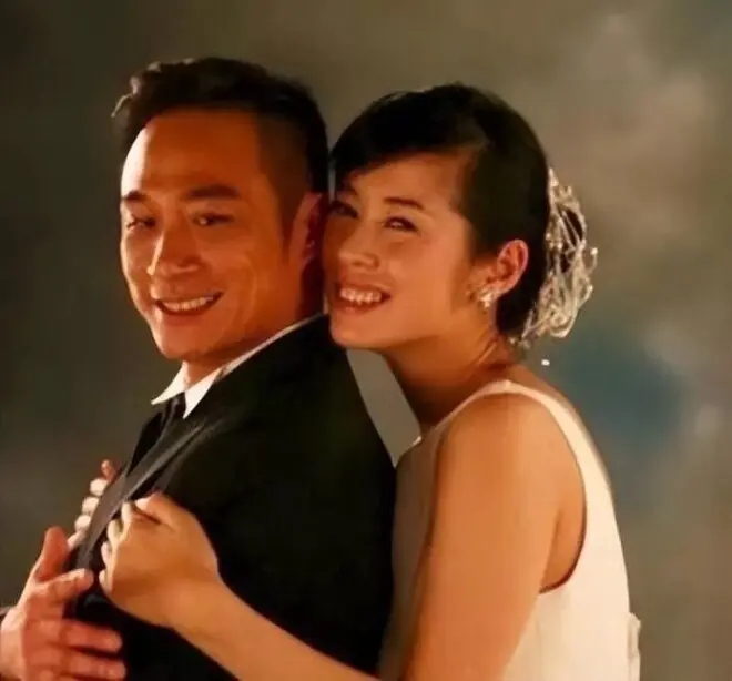 她嫁给吴镇宇20年从不做家务，55岁仍像少女