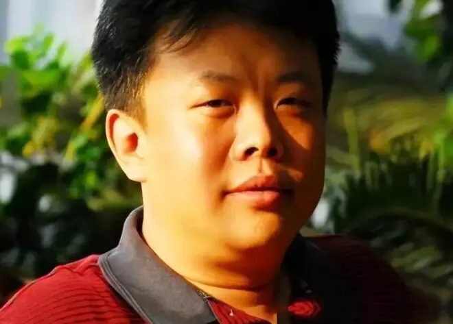 原来他俩已离婚，一个未再娶，一个嫁同行生子