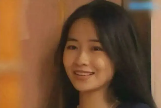 她嫁给吴镇宇20年从不做家务，55岁仍像少女