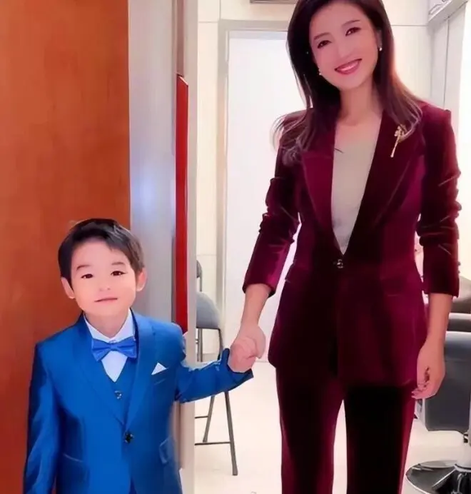 原来他俩已离婚，一个未再娶，一个嫁同行生子
