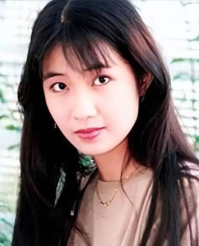 她嫁给吴镇宇20年从不做家务，55岁仍像少女