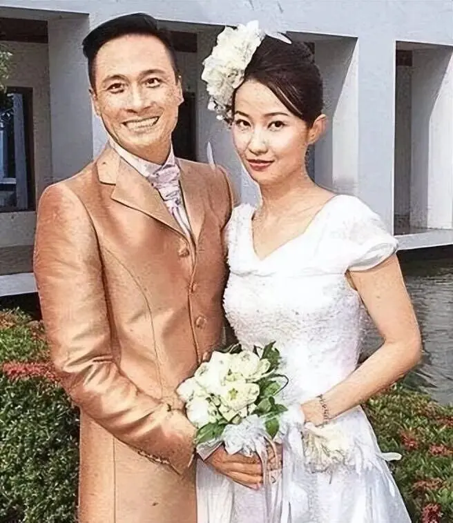 她嫁给吴镇宇20年从不做家务，55岁仍像少女