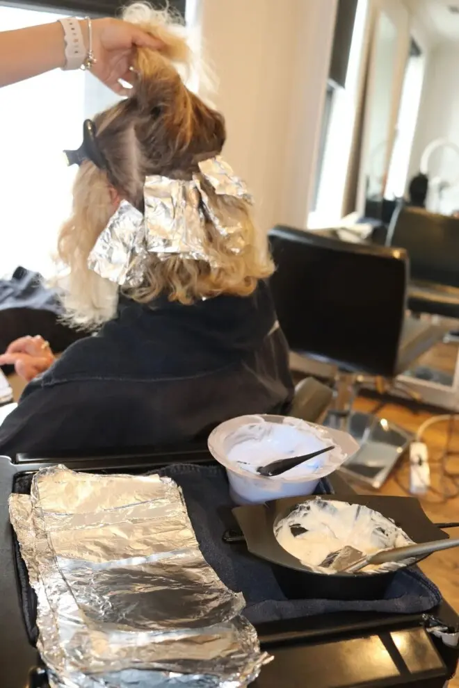 人都傻了! 多伦多女子染发账单高达$900, 还得再给20%小费!