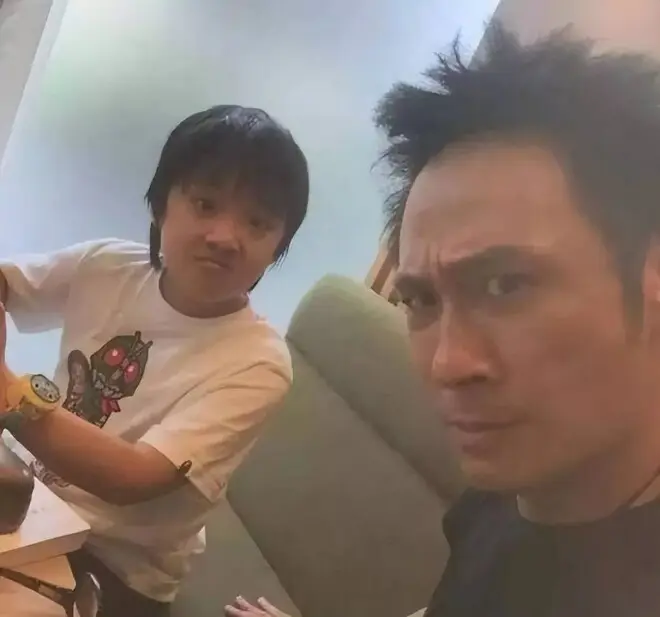 她嫁给吴镇宇20年从不做家务，55岁仍像少女