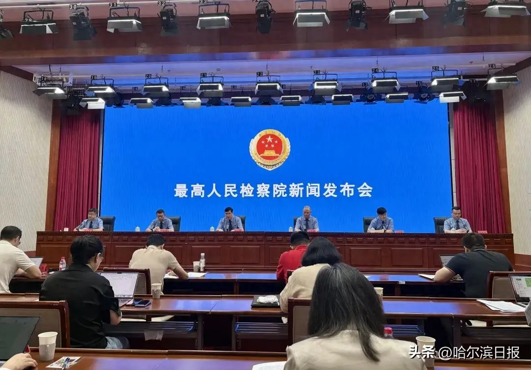 北京一男子给前女友快递有毒饮料，女子一直没喝，她的两室友误饮中毒，导致肝功能损害，男子的电脑数据，完整记录了预谋杀害全过程，被判8年
