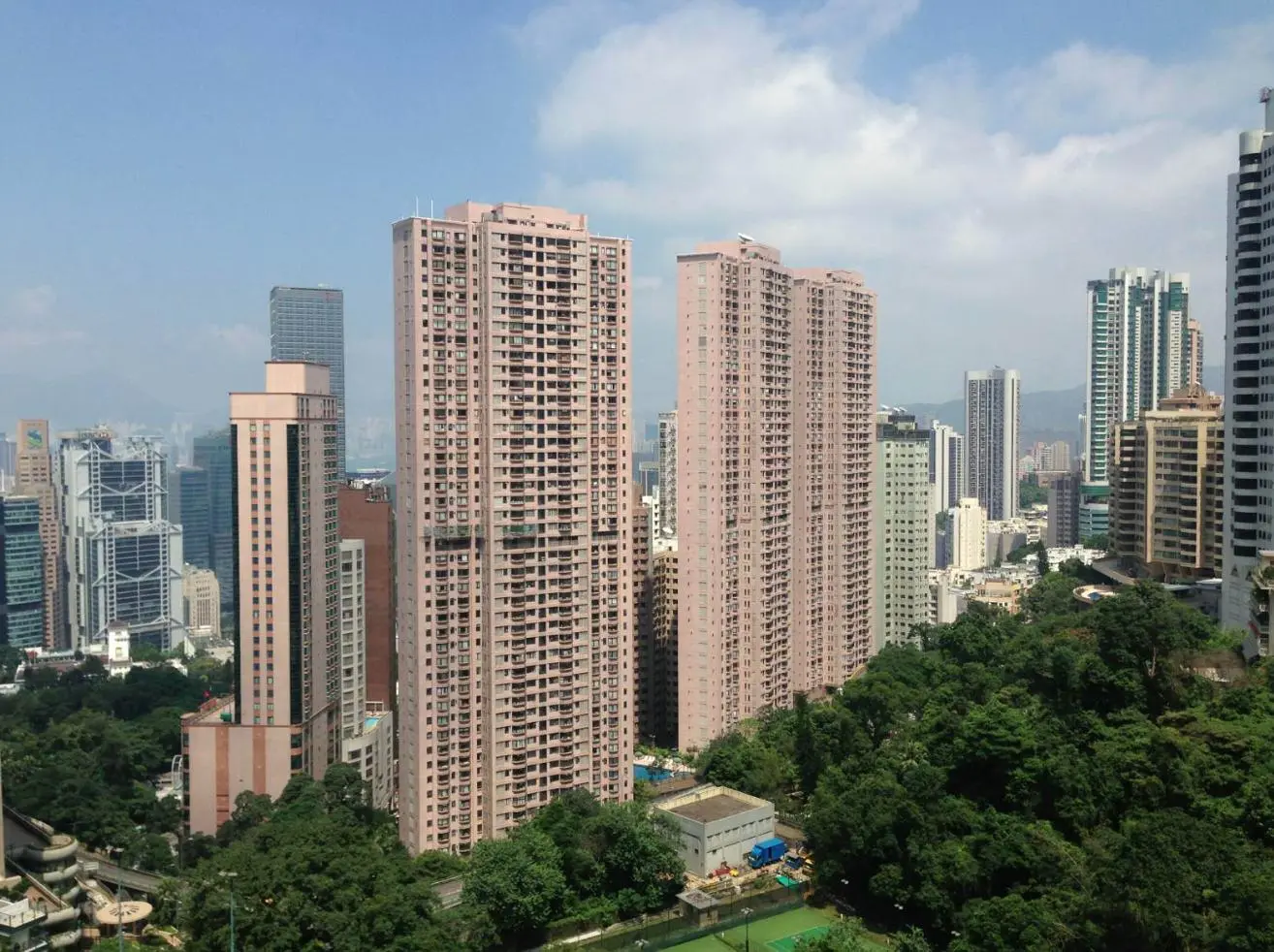 伏明霞豪掷7000万买房给父母住，被曝将接双亲到港生活，丈夫出资