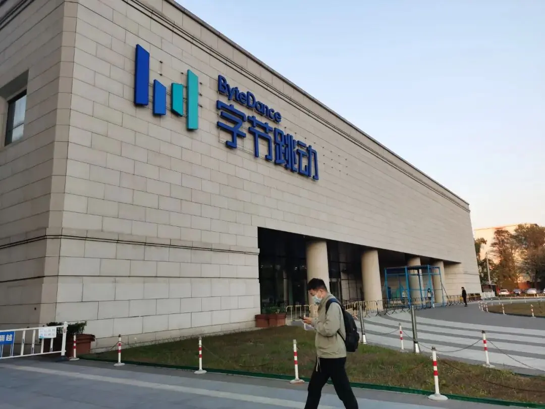 身家1050亿美元，43岁的他如何构建一个隐形财富帝国？