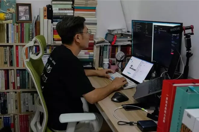 中国青年热衷"一人AI创业" 逾半月收不到1000美元