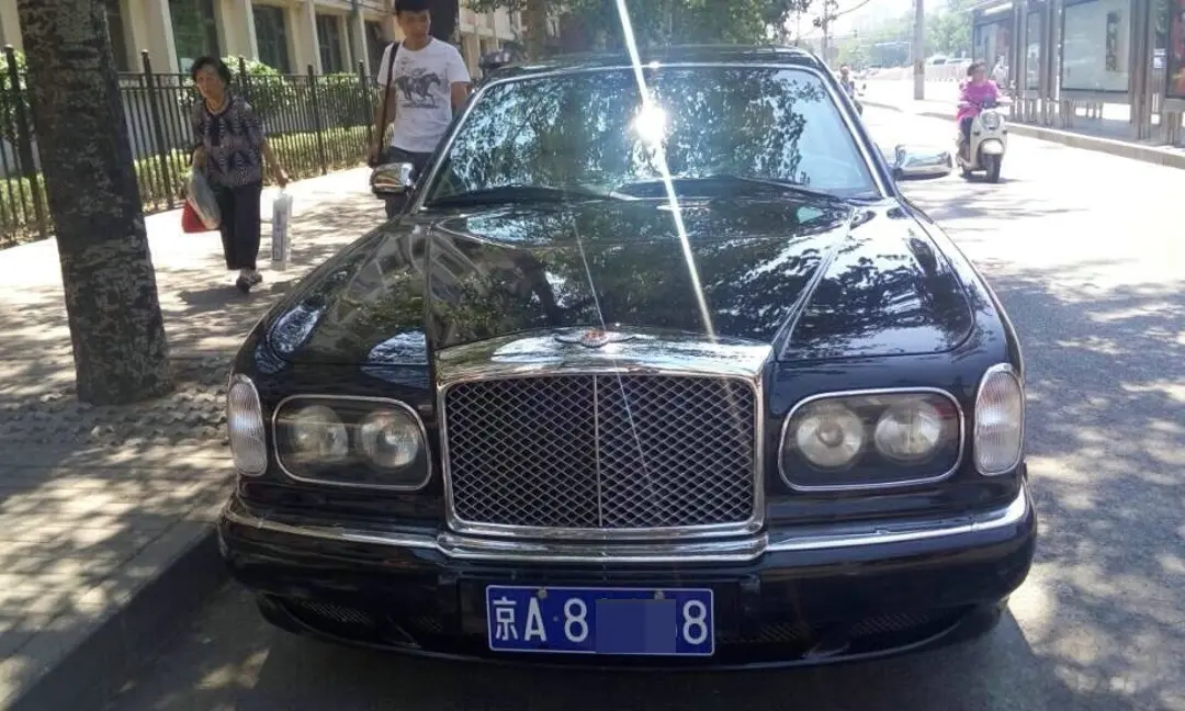 迟重瑞的1288万宾利，全球仅13辆，近20年还在高速上跑