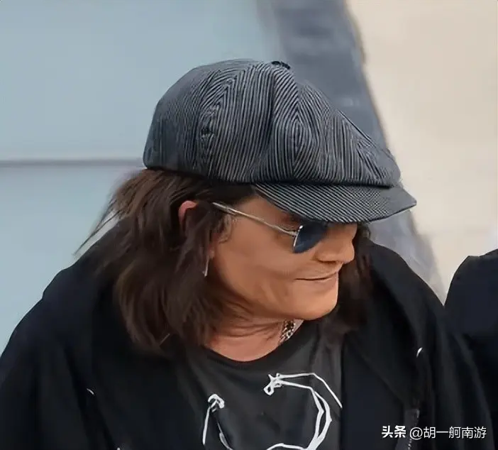 德普上海行偶遇，长发像草脸颊凹陷姨味足，当众狂抽烟根本拦不住