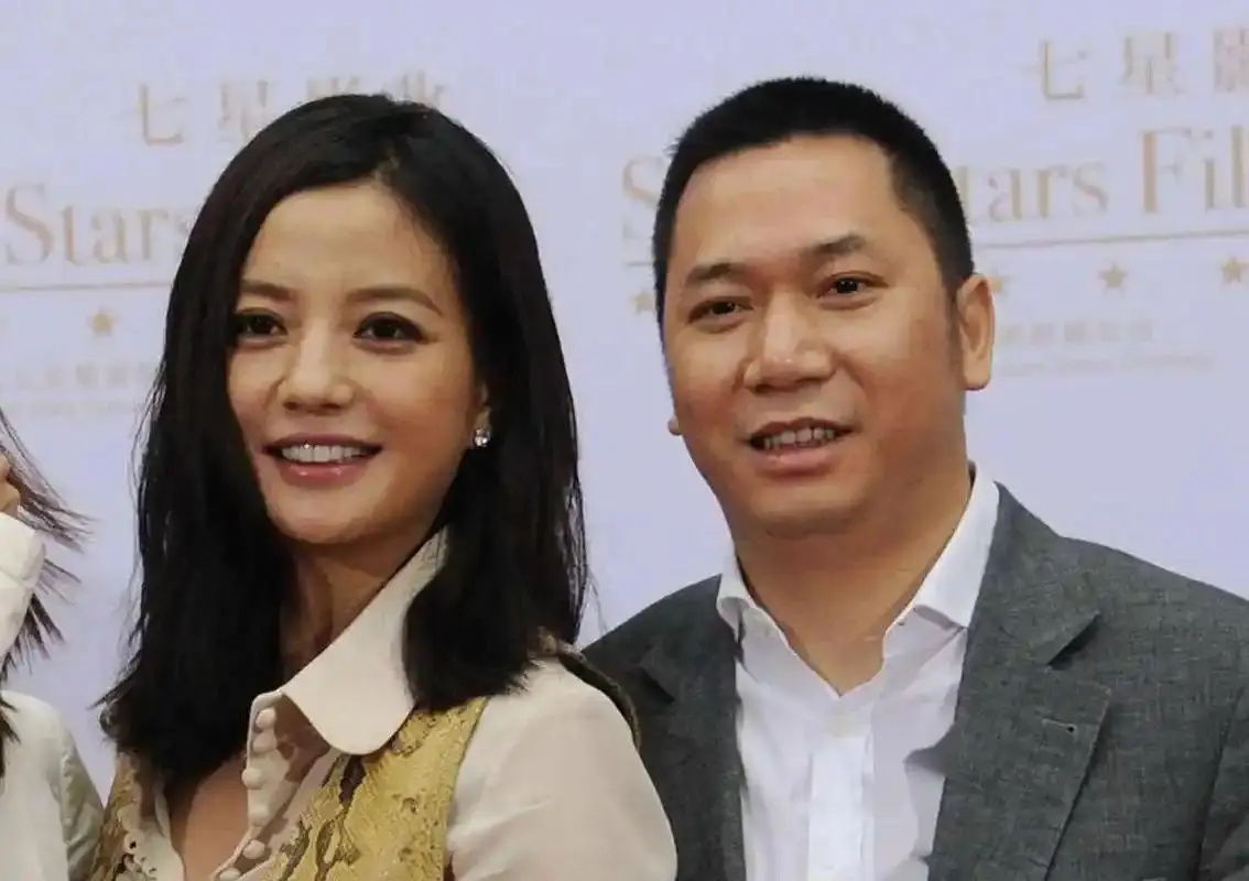 官宣早已离婚2年，赵薇现状曝光私生活被扒，不止被传找小男友