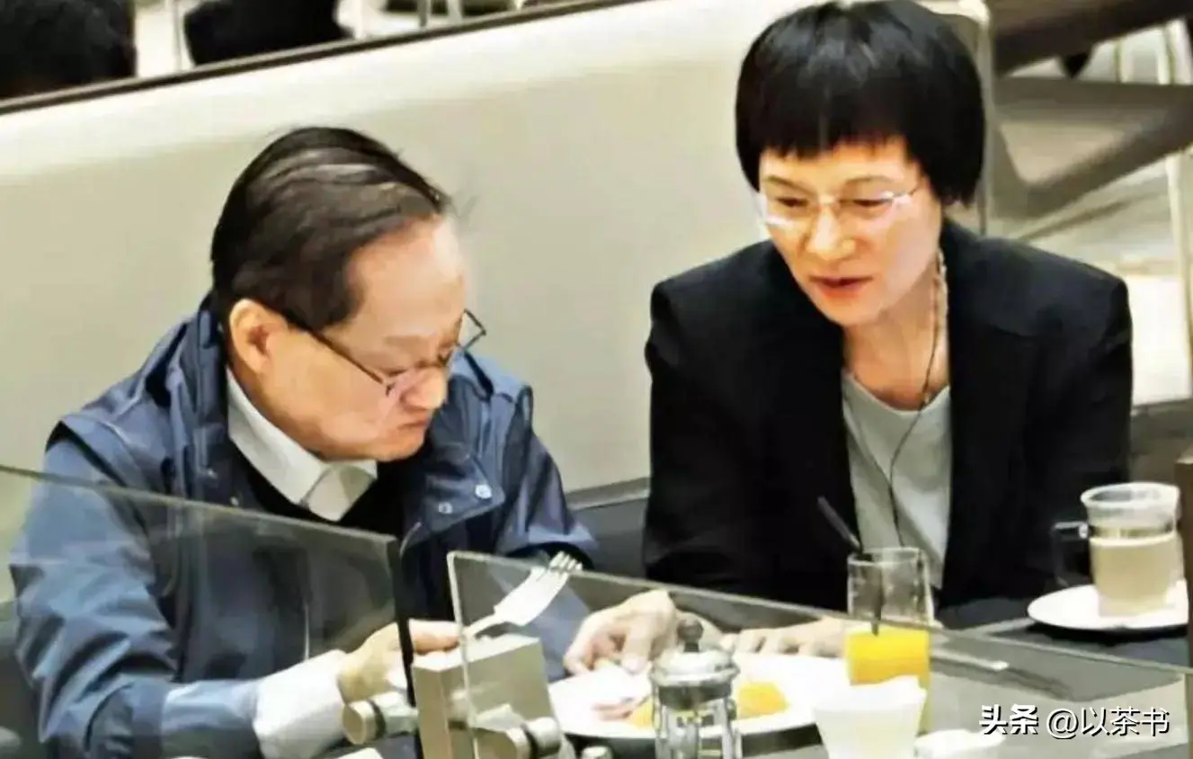 不查不知道！金庸去世8年，遗孀林乐怡卖3套豪宅，私下生活有多壕