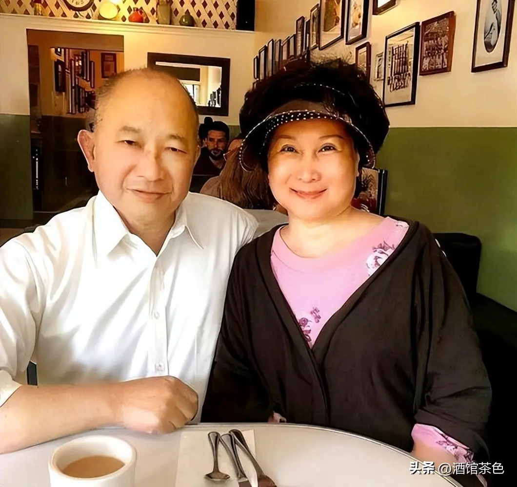 老到认不出！知名导演定居美国，80岁苍老了好多，外孙女还是混血