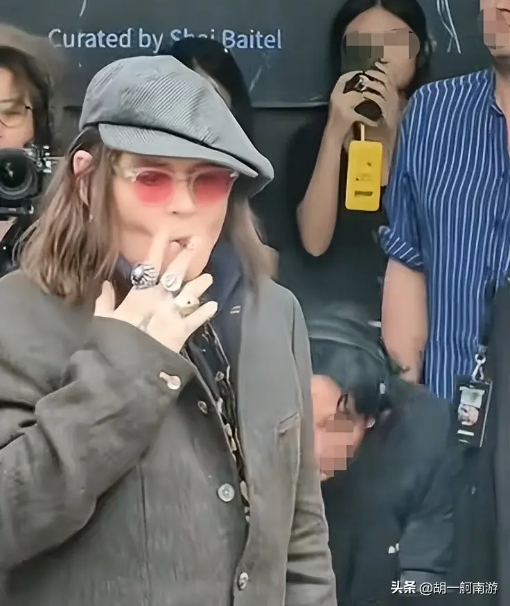 德普上海行偶遇，长发像草脸颊凹陷姨味足，当众狂抽烟根本拦不住