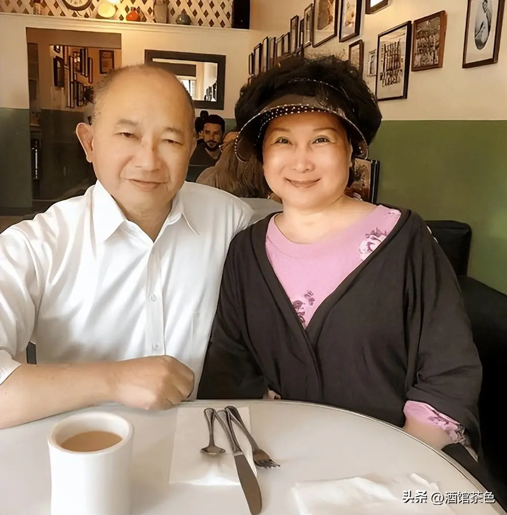 老到认不出！知名导演定居美国，80岁苍老了好多，外孙女还是混血