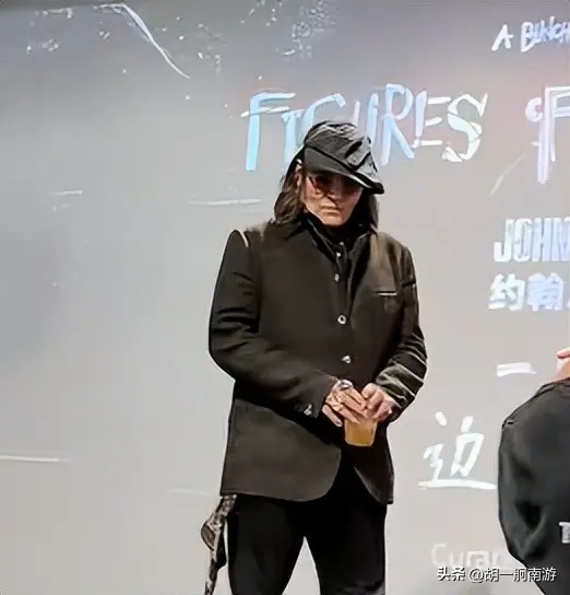 德普上海行偶遇，长发像草脸颊凹陷姨味足，当众狂抽烟根本拦不住