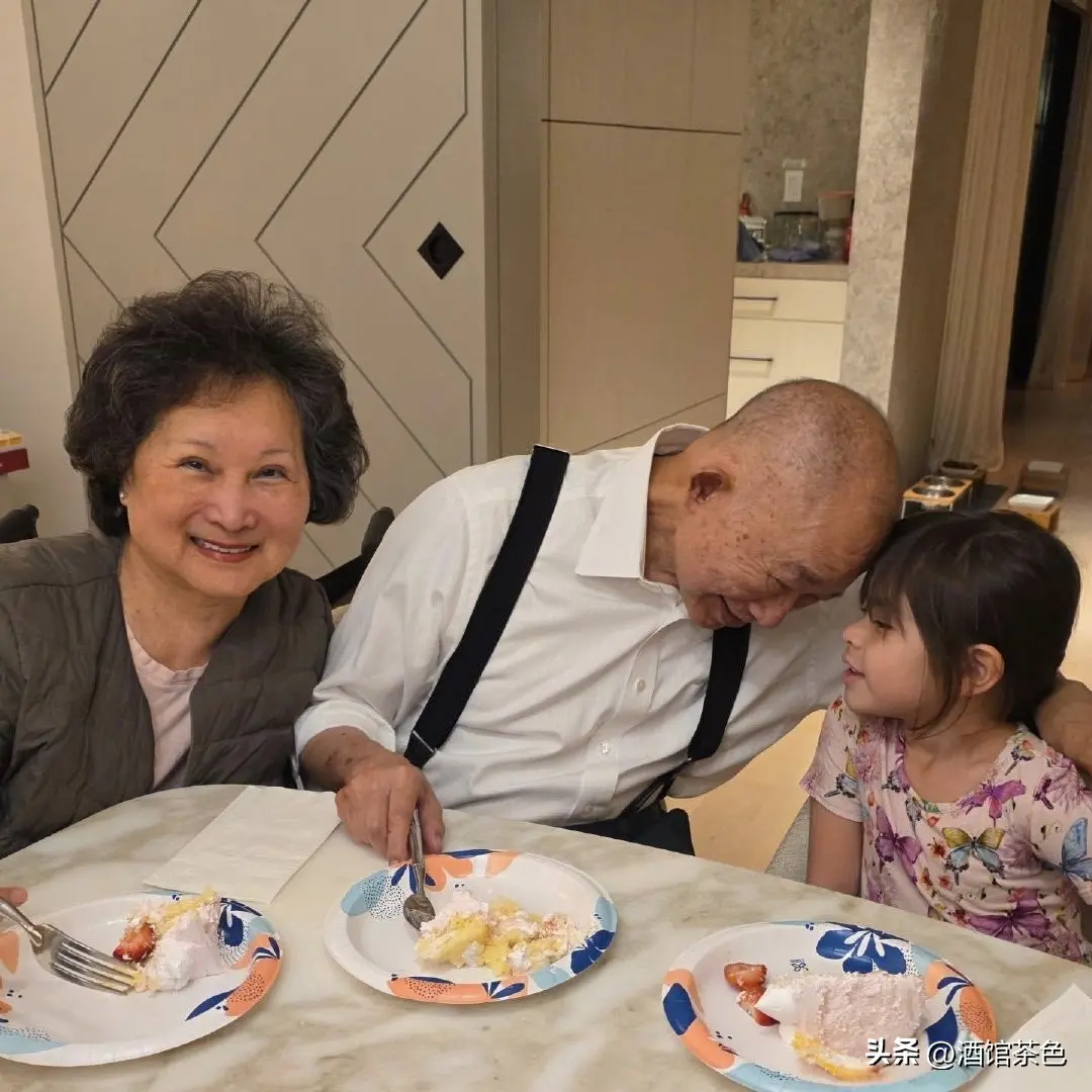 老到认不出！知名导演定居美国，80岁苍老了好多，外孙女还是混血
