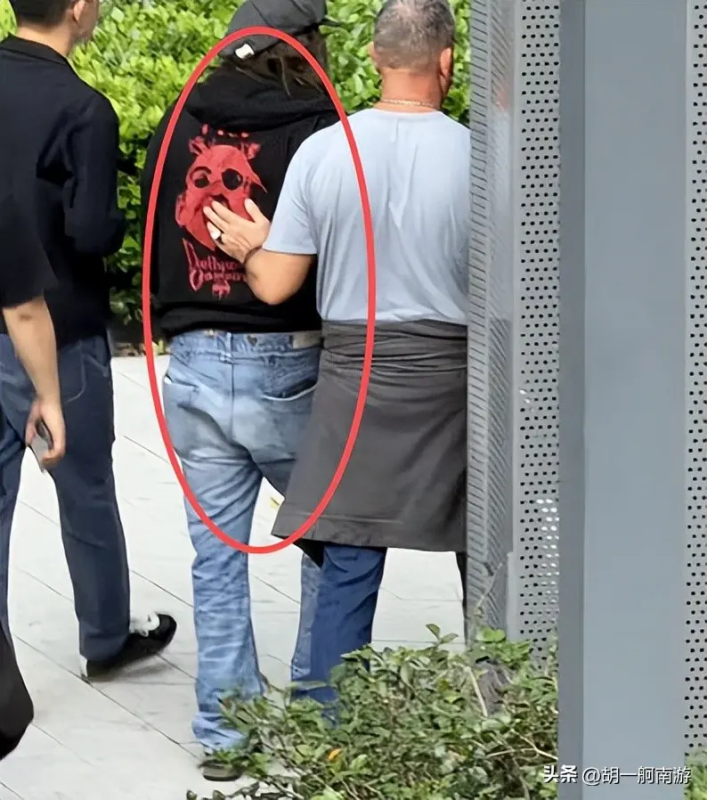 德普上海行偶遇，长发像草脸颊凹陷姨味足，当众狂抽烟根本拦不住