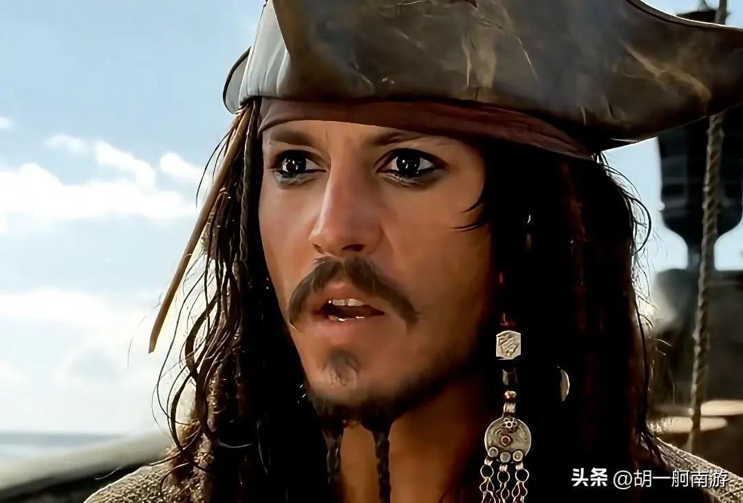 德普上海行偶遇，长发像草脸颊凹陷姨味足，当众狂抽烟根本拦不住