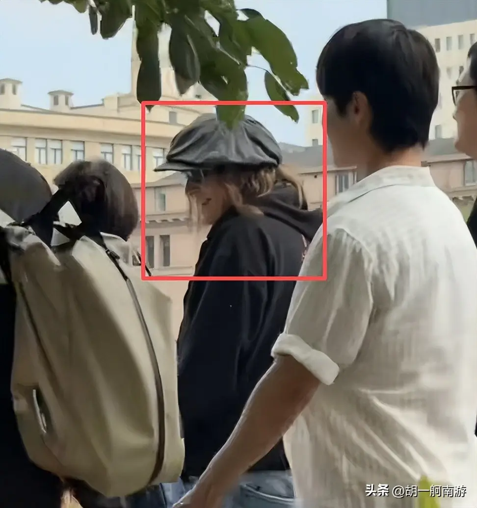 德普上海行偶遇，长发像草脸颊凹陷姨味足，当众狂抽烟根本拦不住