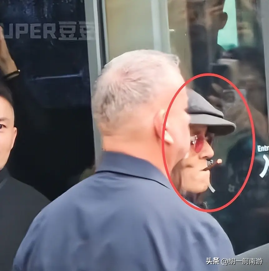 德普上海行偶遇，长发像草脸颊凹陷姨味足，当众狂抽烟根本拦不住