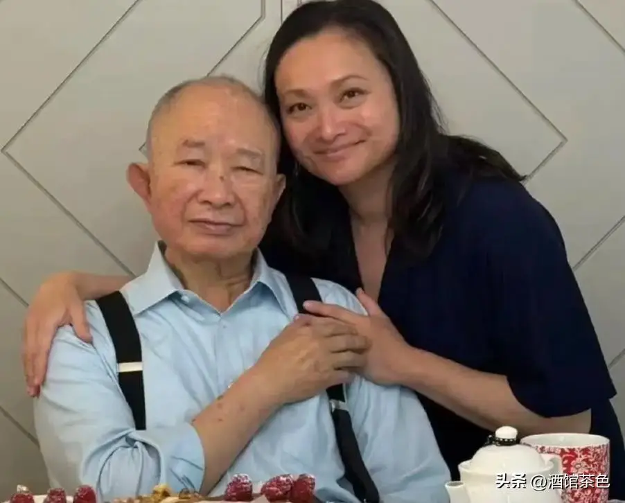 老到认不出！知名导演定居美国，80岁苍老了好多，外孙女还是混血