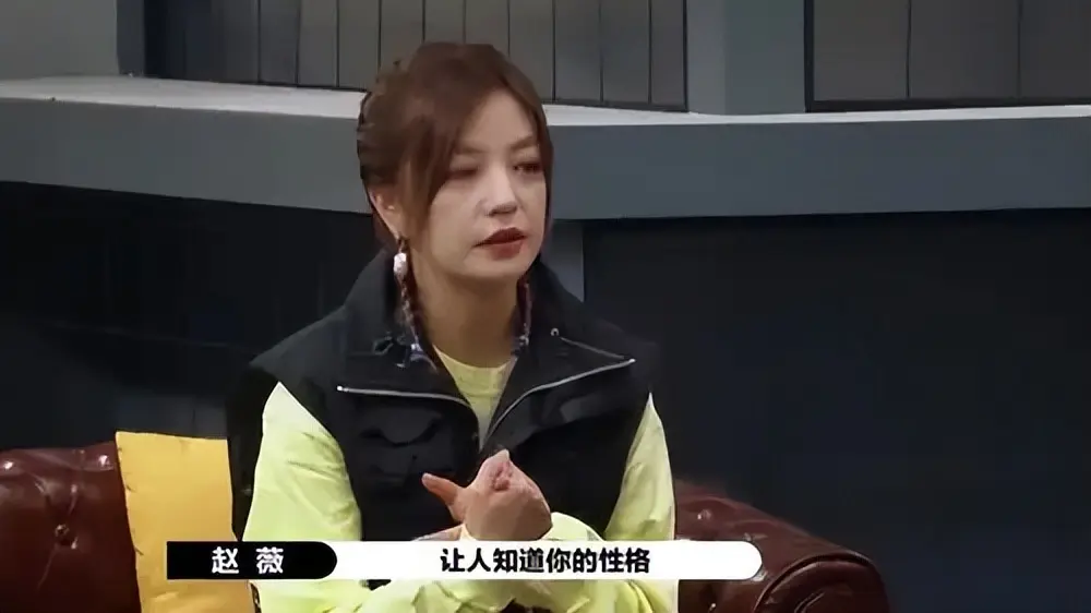 官宣早已离婚2年，赵薇现状曝光私生活被扒，不止被传找小男友