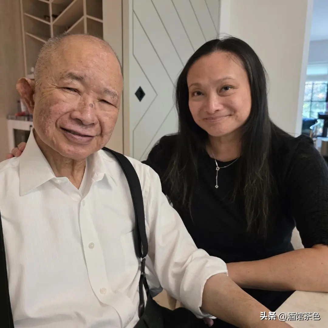 老到认不出！知名导演定居美国，80岁苍老了好多，外孙女还是混血