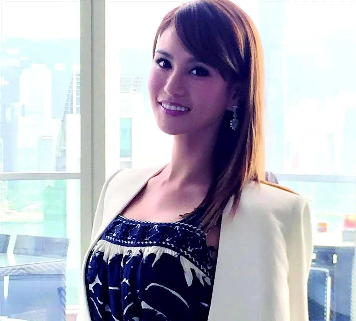 官宣早已离婚2年，赵薇现状曝光私生活被扒，不止被传找小男友