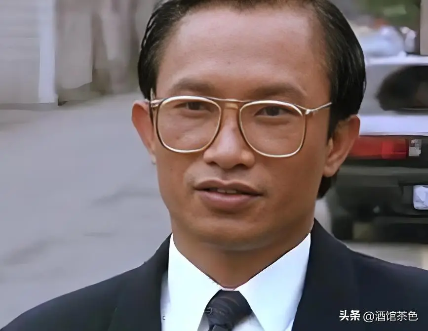 老到认不出！知名导演定居美国，80岁苍老了好多，外孙女还是混血