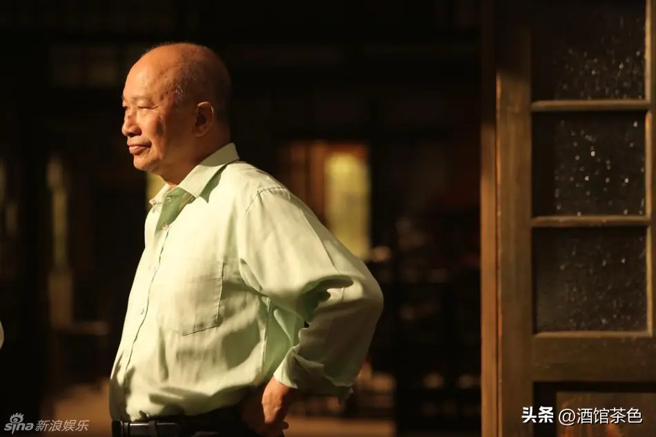 老到认不出！知名导演定居美国，80岁苍老了好多，外孙女还是混血