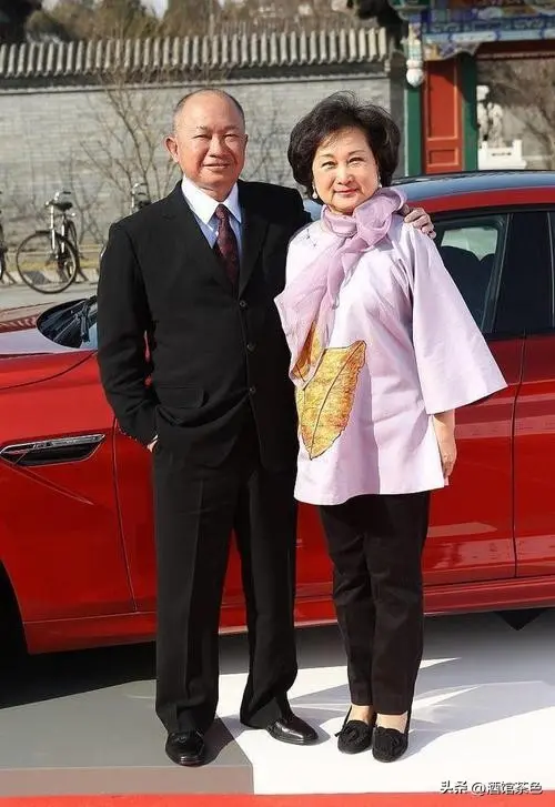 老到认不出！知名导演定居美国，80岁苍老了好多，外孙女还是混血