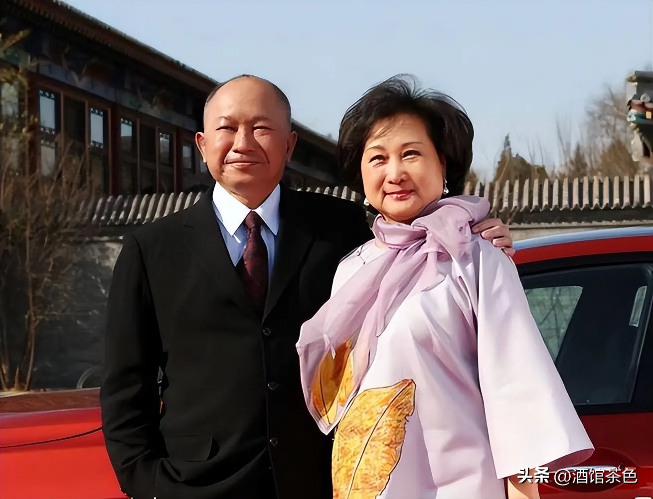 老到认不出！知名导演定居美国，80岁苍老了好多，外孙女还是混血