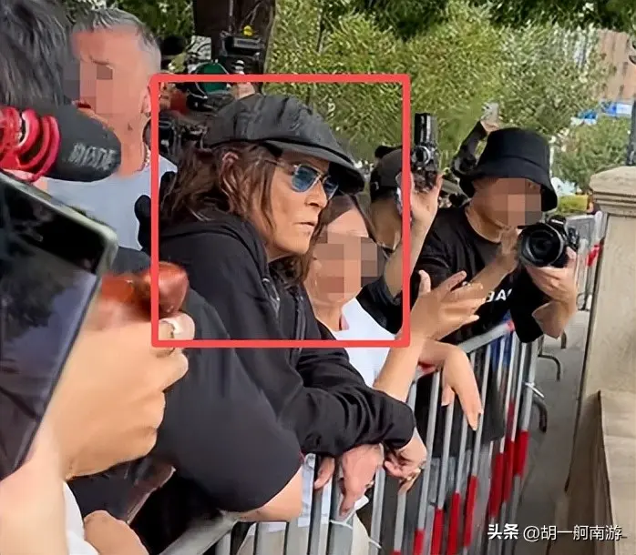 德普上海行偶遇，长发像草脸颊凹陷姨味足，当众狂抽烟根本拦不住