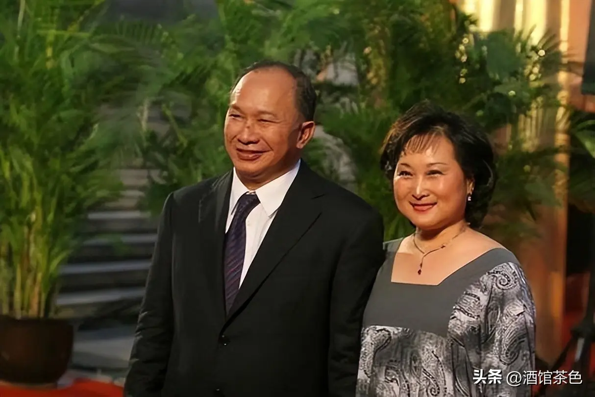 老到认不出！知名导演定居美国，80岁苍老了好多，外孙女还是混血