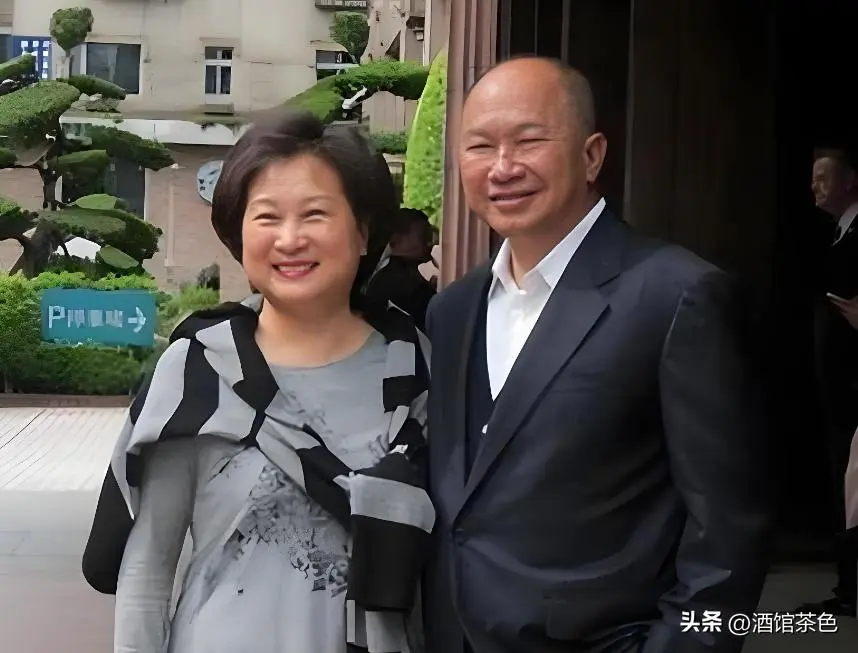老到认不出！知名导演定居美国，80岁苍老了好多，外孙女还是混血
