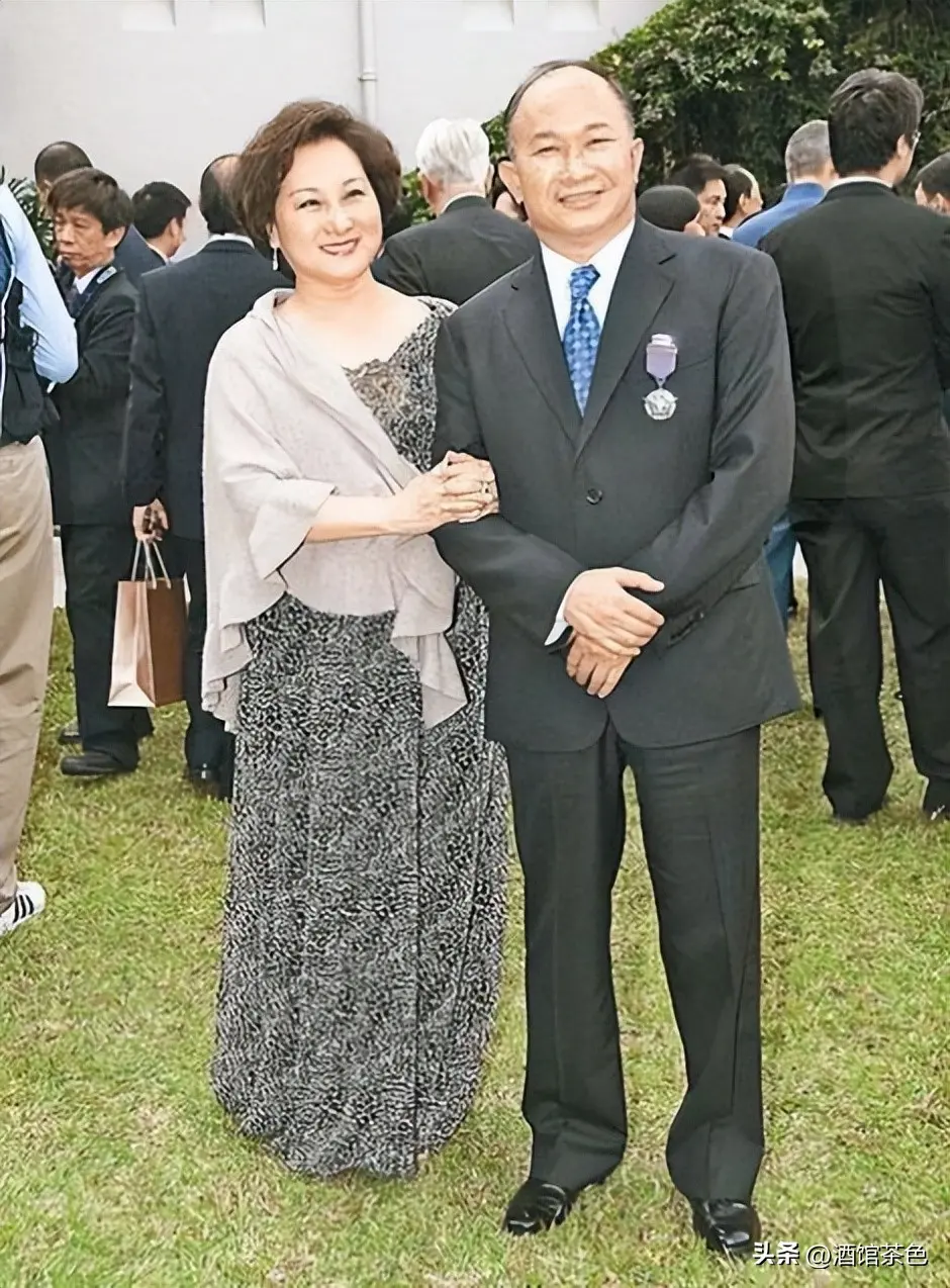 老到认不出！知名导演定居美国，80岁苍老了好多，外孙女还是混血