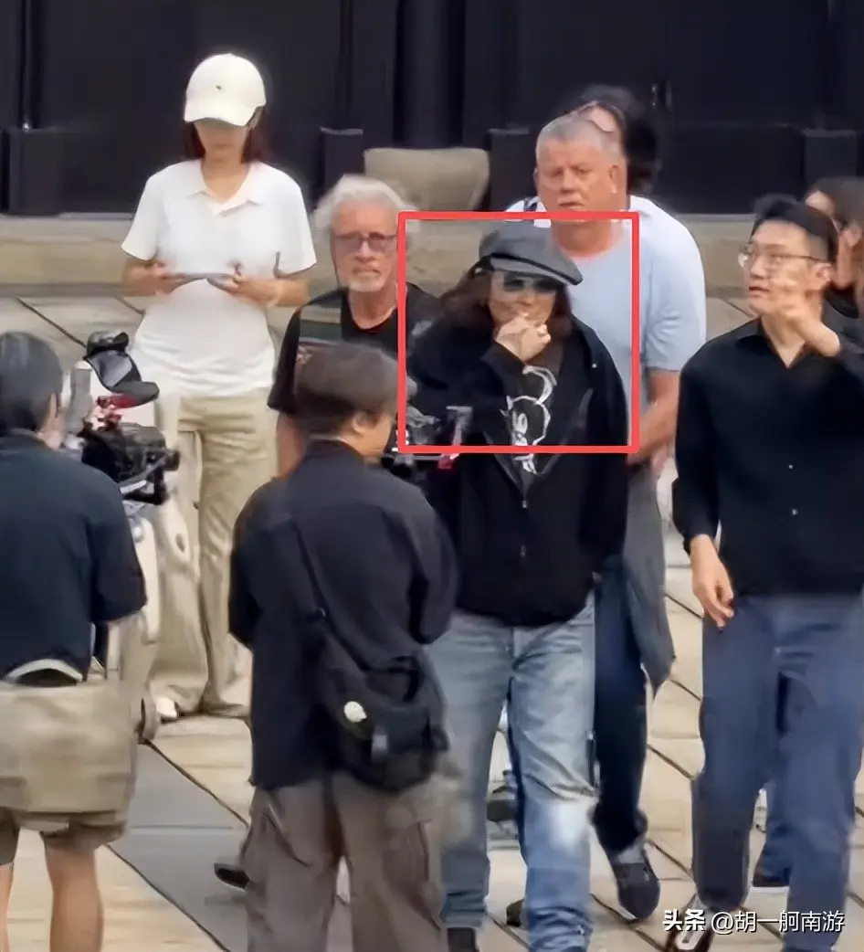 德普上海行偶遇，长发像草脸颊凹陷姨味足，当众狂抽烟根本拦不住